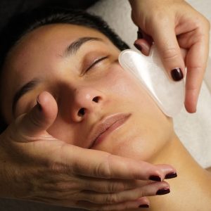 Masaje con Gua Sha